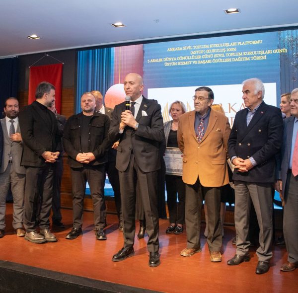 VAKFIMIZA, ÜSTÜN HİZMET VE BAŞARI ÖDÜLÜ VERİLMİŞTİR.