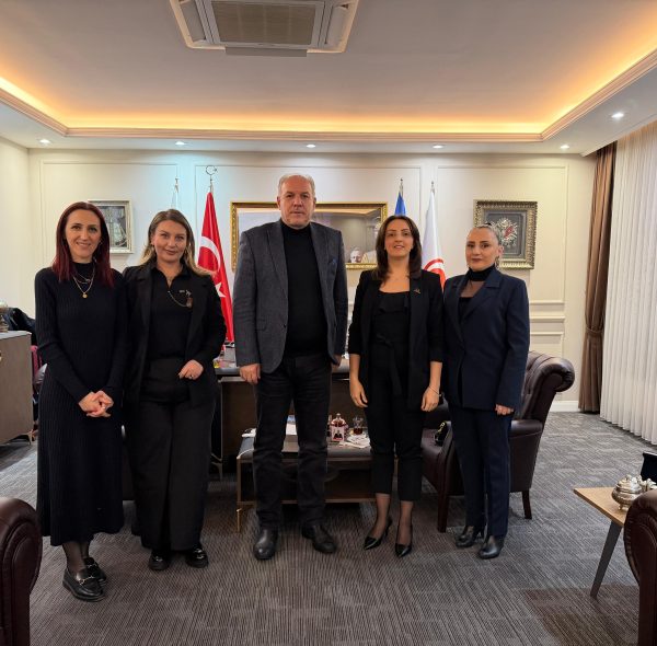 KOSOVA TEMSİL VE KOORDİNASYON KURULU BAŞKANIMIZ SN. DİDEM CİBO CANBULAT VE BERABERİNDEKİ HEYET KOSOVA CUMHURİYETİ BAŞBAKAN YARDIMCISI VE KDTP GENEL BAŞKANI SN. FİKRİM DAMKA’YI ZİYARET ETTİ.