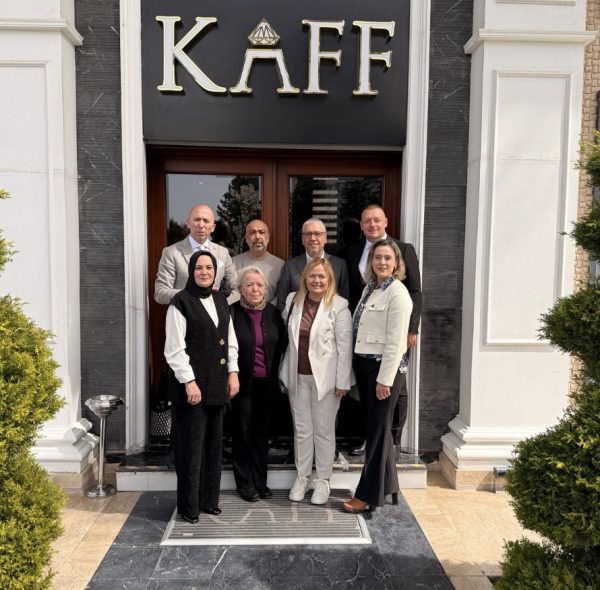 KAFF DIAMOND FİRMA SAHİPLERİ SN.OĞUZHAN AYDOĞAN VE SN.HAKAN AYDOĞAN’I İŞYERLERİNDE ZİYARET EDEREK KENDİLERİNE TEŞEKKÜR BELGESİ TAKDİM ETTİK.