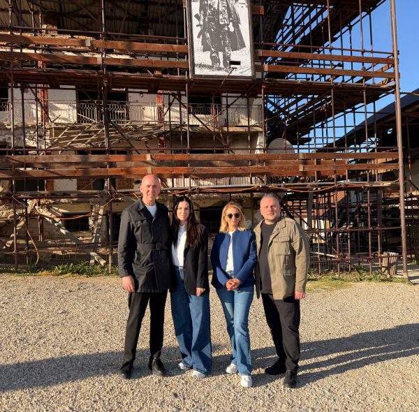 KOMUTAN ADEM JASHARİ VE AİLESİNİN AZİZ HATIRASINA ANLAMLI ZİYARET