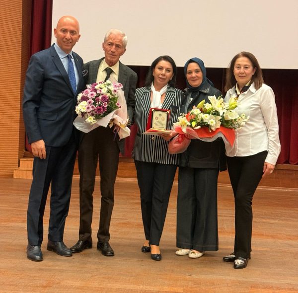 FATIMA ALTIPARMAK’A 40 YILLIK HİZMETİ DOLAYISIYLA PLAKET TAKDİM EDİLDİ..